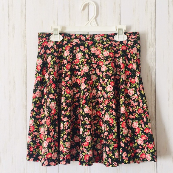 Forever 21 Dresses & Skirts - Women’s forever 21 floral stretchy mini skirt SZ S